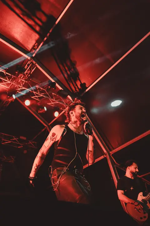 Sandro, vocalista dos WILDCHAINS, ao vivo