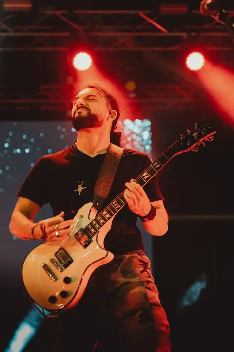 Sérgio Wizro, guitarrista dos WILDCHAINS, ao vivo